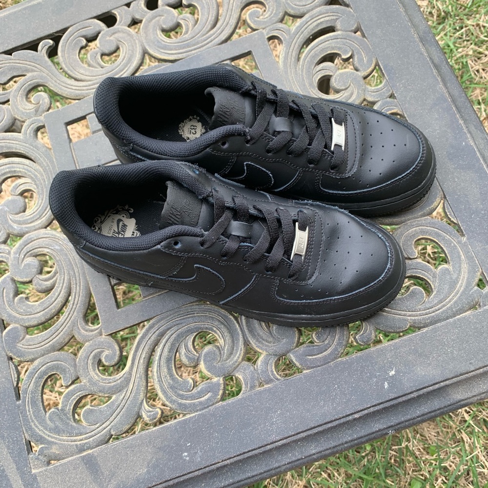 Black Nike Air Force 1 - size 7